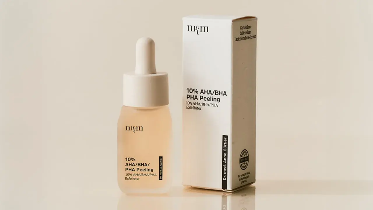Ein Fläschchen mit AHA/BHA/PHA Peeling und die passende Verpackung.