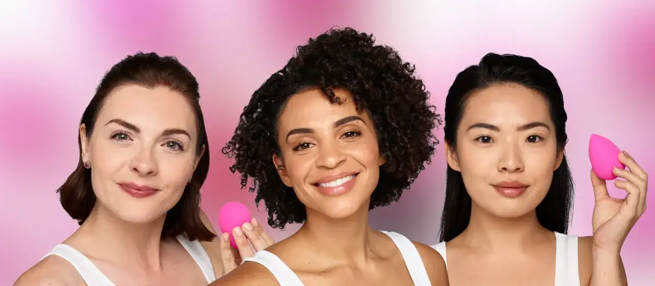 Drei Frauen mit unterschiedlichen Hauttypen, die Make-up-Schwämme halten. Perfekt für ein makelloses Make-up bei unreiner Haut.