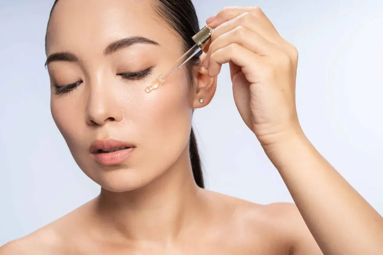 Sanfte Pflege f&uuml;r empfindliche Haut: Hyaluron bei Rosacea beruhigt und spendet Feuchtigkeit.