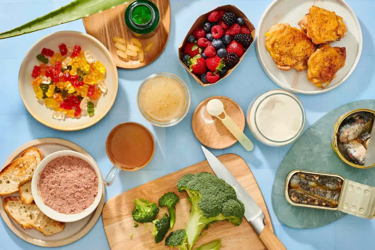 Bunte Gummib&auml;rchen, Beeren, H&uuml;hnchen, Brokkoli und Fischkonserven &ndash; eine Auswahl an kollagenhaltigen Lebensmitteln f&uuml;r eine gesunde Ern&auml;hrung.