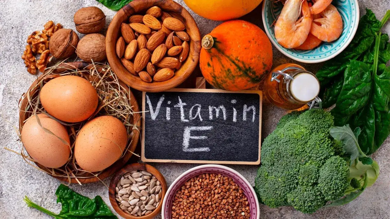 Gesunde Lebensmittel wie Mandeln, Eier und Brokkoli, reich an Vitamin E, fördern schöne Haut.