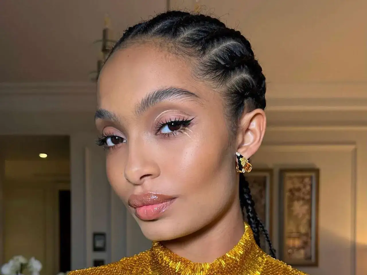 Ein strahlendes Sommer Make-up mit glänzenden Lippen und einem dezenten goldenen Akzent am Auge. Perfekt für warme Tage.
