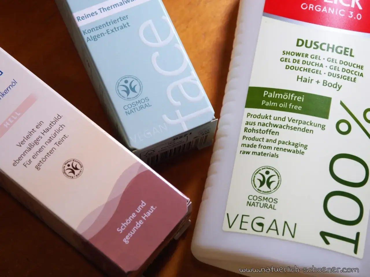 Was ist Naturkosmetik? Produkte mit Siegeln wie COSMOS NATURAL und VEGAN, die aus nachwachsenden Rohstoffen bestehen.