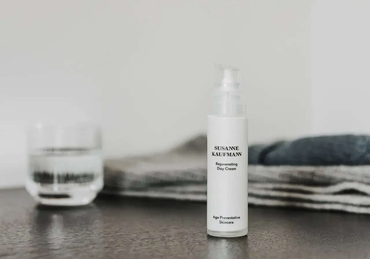 Susanne Kaufmann Rejuvenating Day Cream: Ihr Schutzschild gegen Umweltverschmutzung und Zeichen der Zeit.