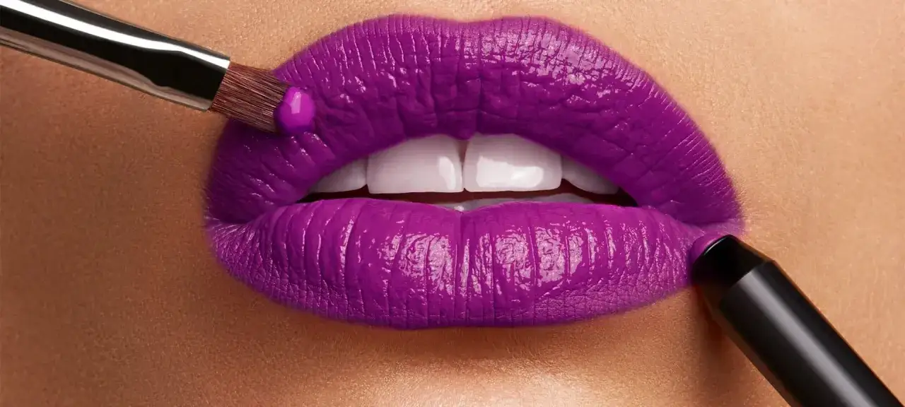 Lippen schminken mit leuchtendem Lila. Ein Pinsel trägt Farbe auf, während ein Lippenstift die Konturen perfektioniert.