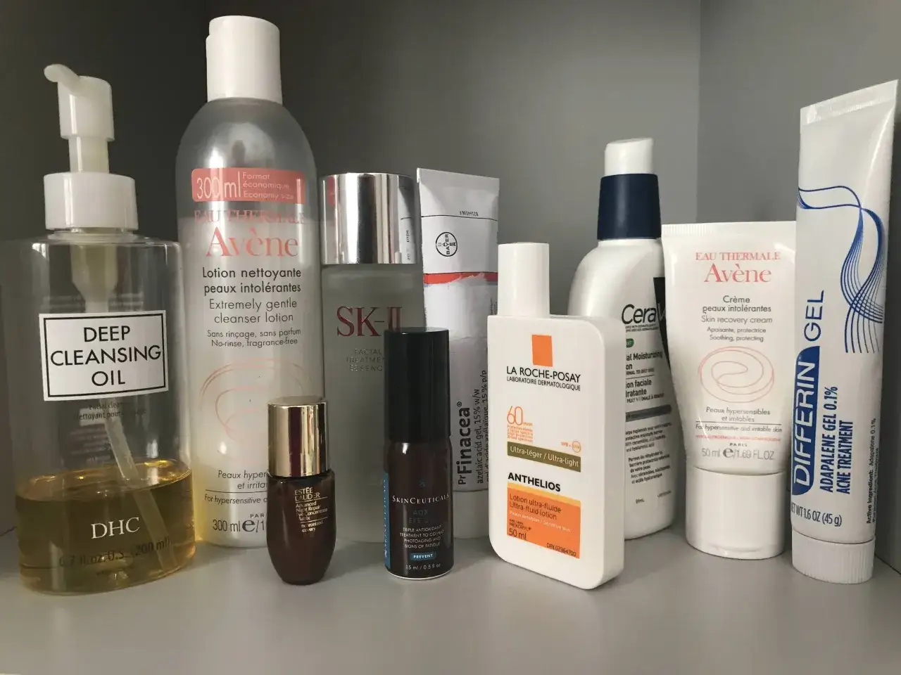 Hautpflegeprodukte für periorale Dermatitis: Reinigungsöl, Lotionen, Cremes, Sonnenschutz und Aknebehandlung.