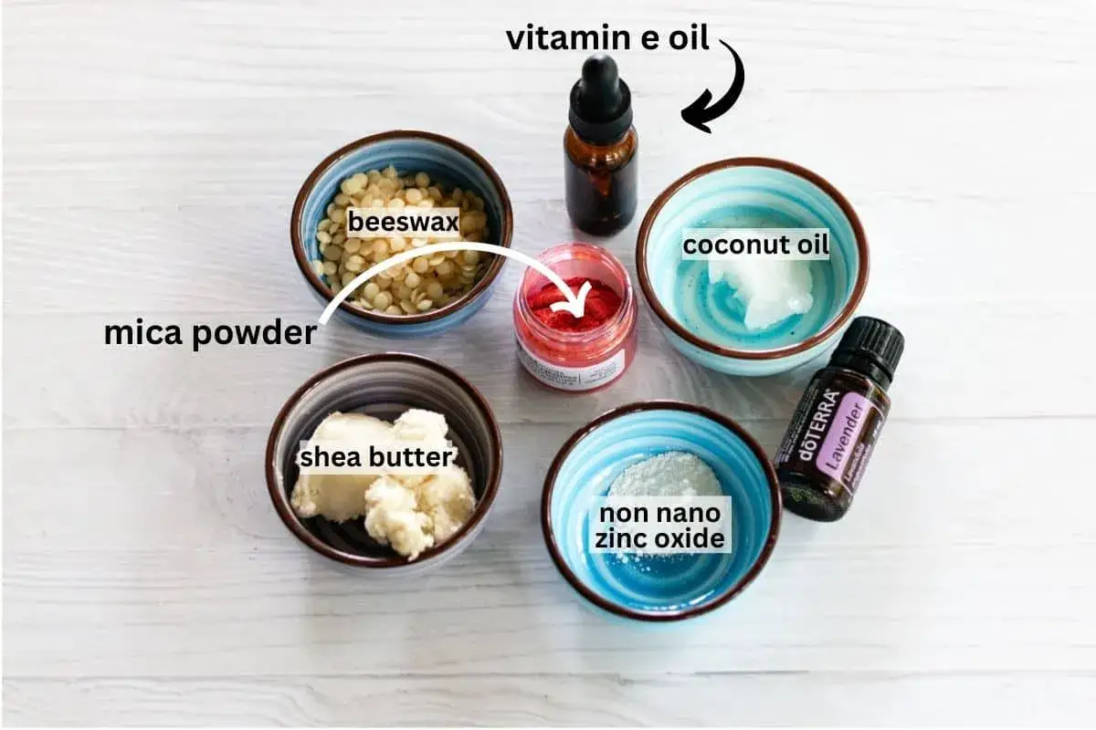 Zutaten für Lippenstift: Bienenwachs, Sheabutter, Kokosöl, Mica-Pulver, Zinkoxid, Vitamin E & Lavendelöl.