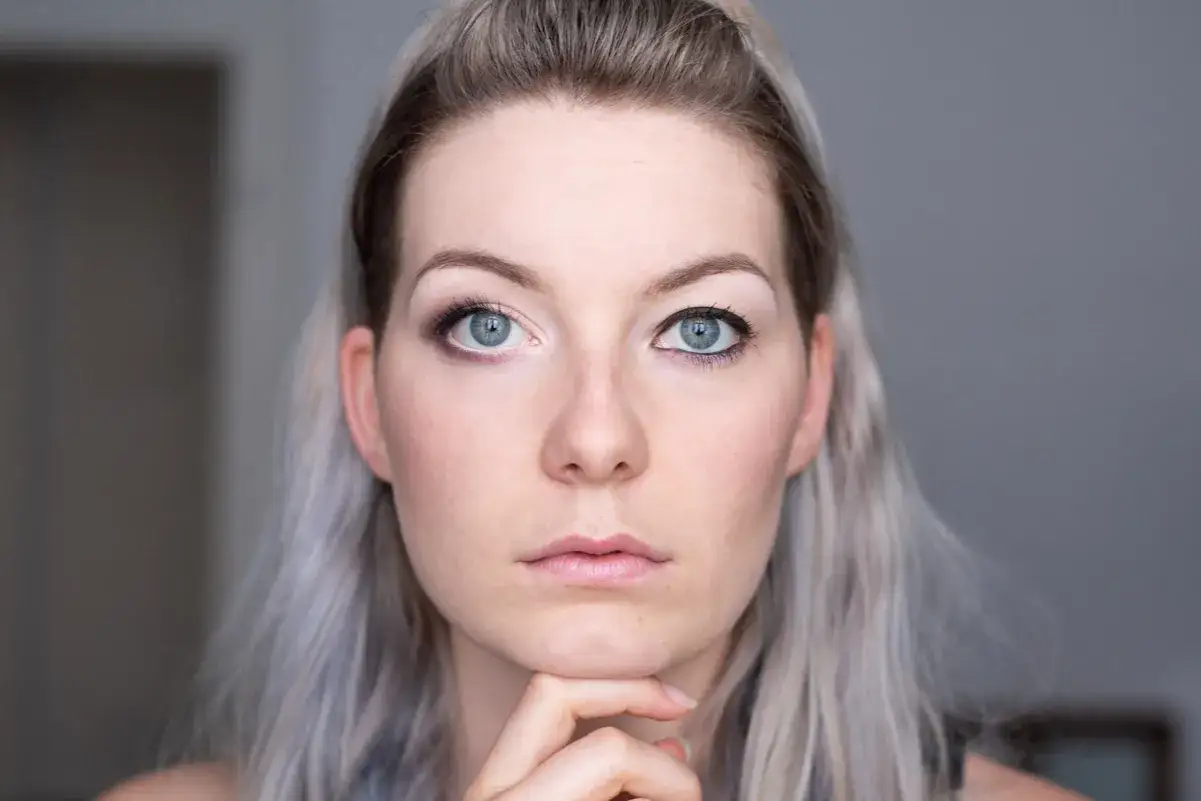 Vorher-nachher-Vergleich: Extreme Schlupflider werden durch Make-up optisch angehoben.